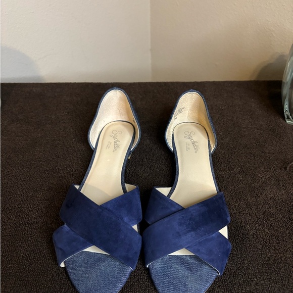 Pretty blue flats; very comfortable & cute; really nice open flats. - Picture 9 of 9